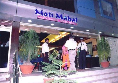 Moti Mahal Hotel And Restaurant Дехрадун Экстерьер фото